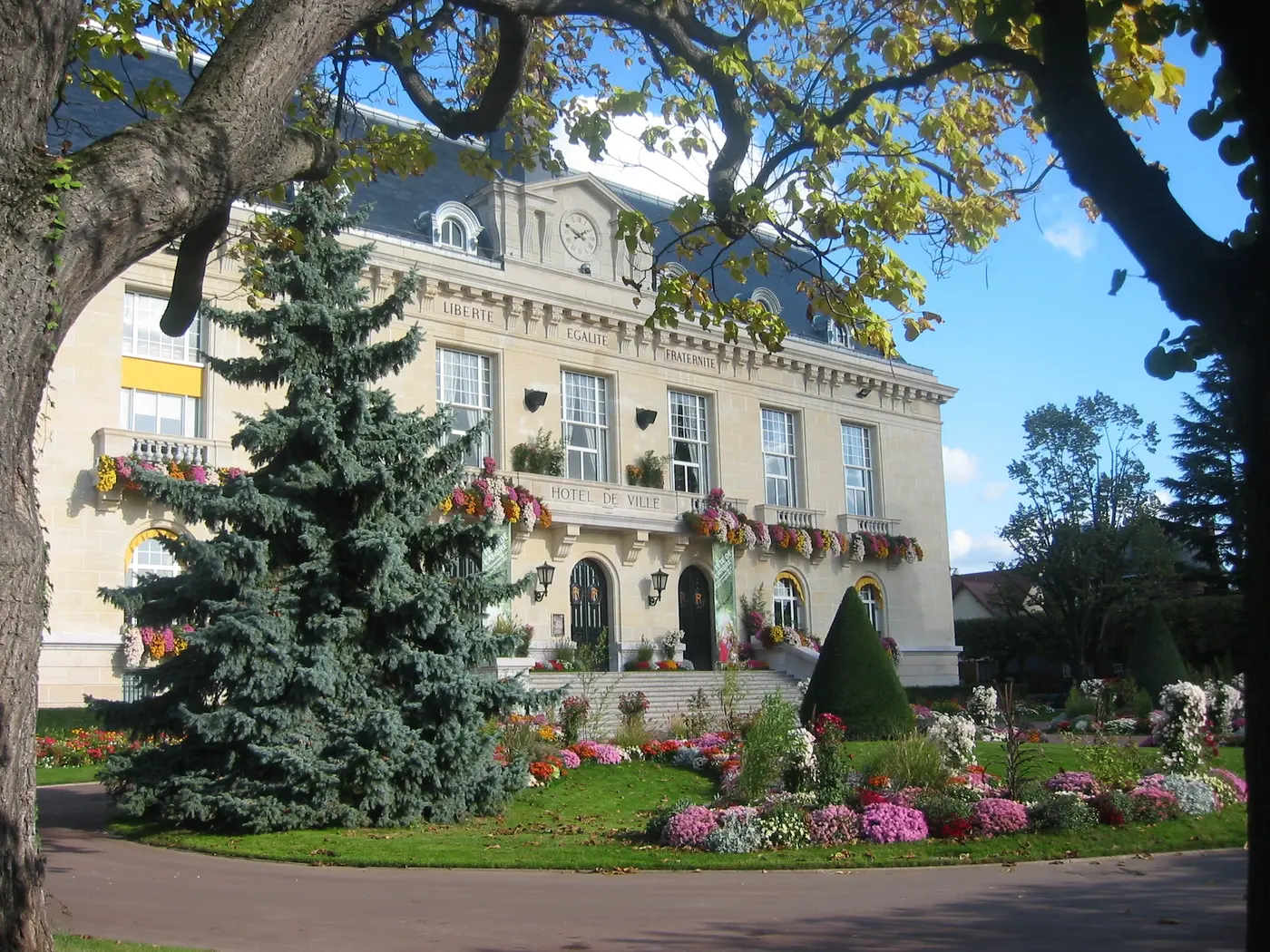Hôtel de Ville d'Aulnay-sous-Bois, à proximité du siège de l'Entreprise Lenestour