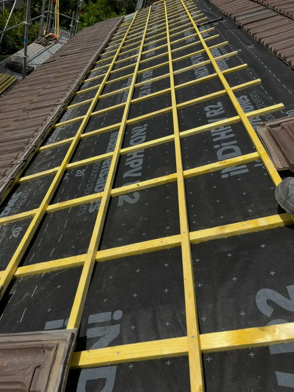 Rénovation d'une toiture avec écran sous-toiture et liteaux