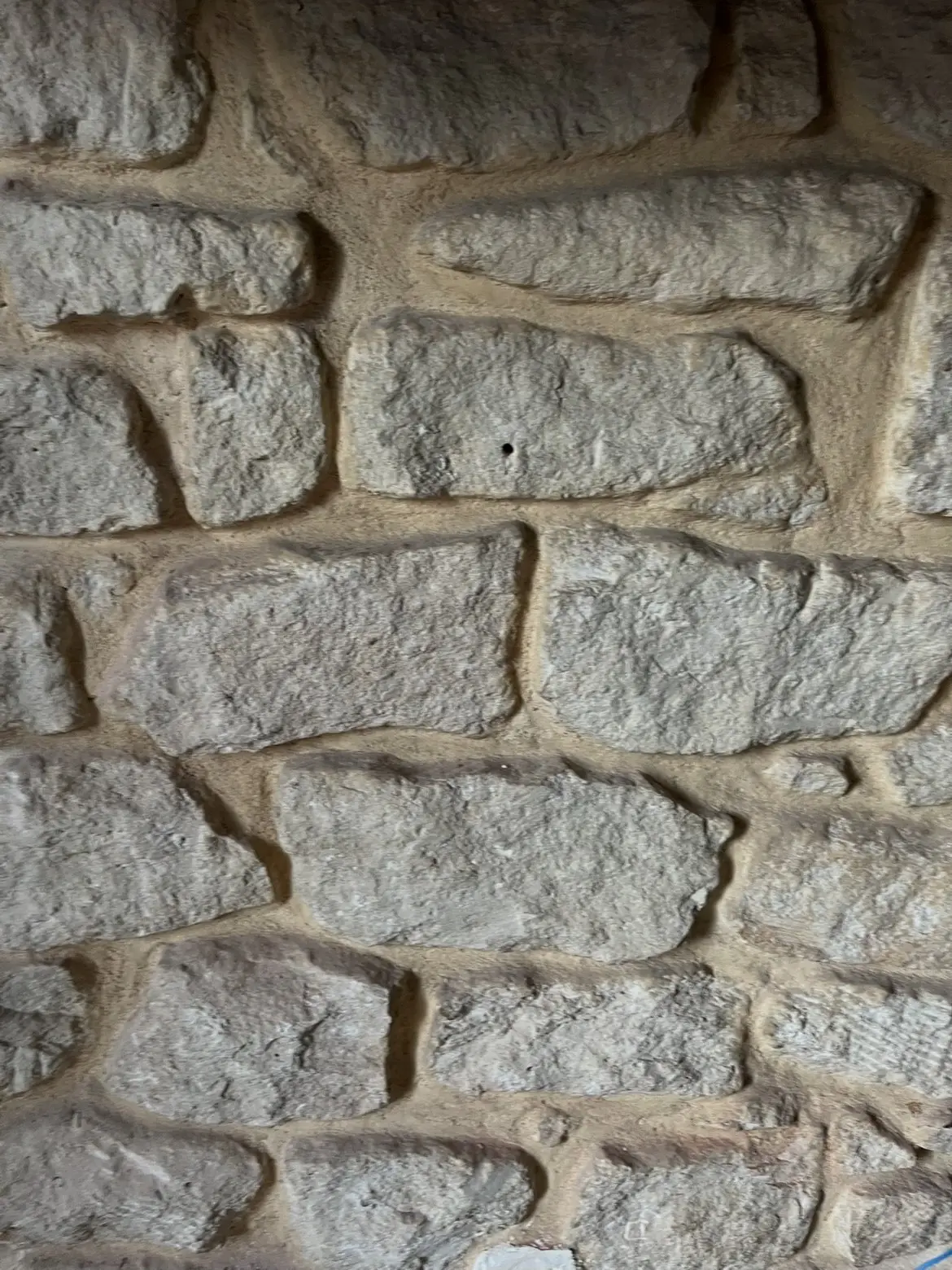 Mur en pierre rénové