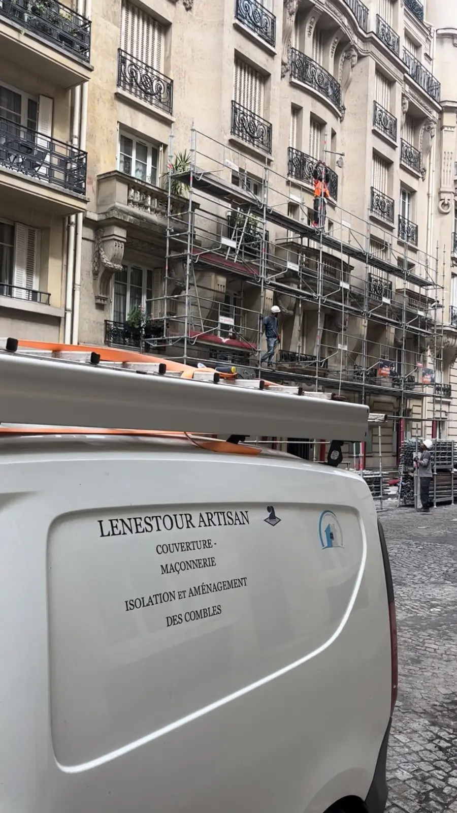 Échafaudage installé sur une façade d'immeuble