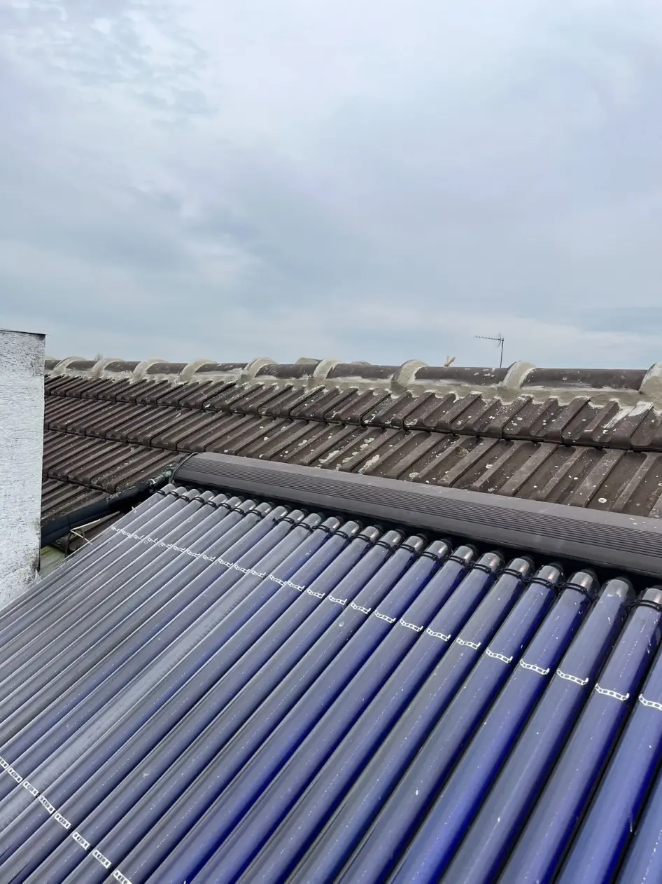 Installation de capteurs solaires sur toiture