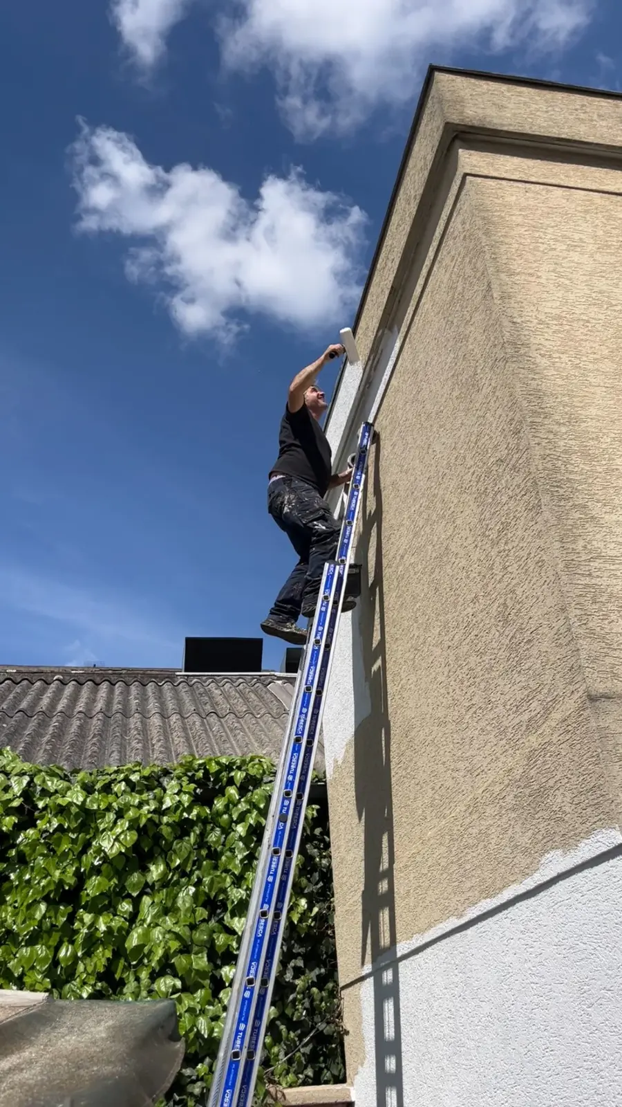 Artisan intervenant sur une façade extérieure